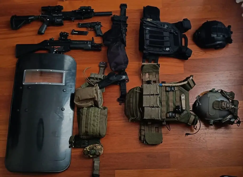 Black Bravo 4's airsoft equipment loadout kits